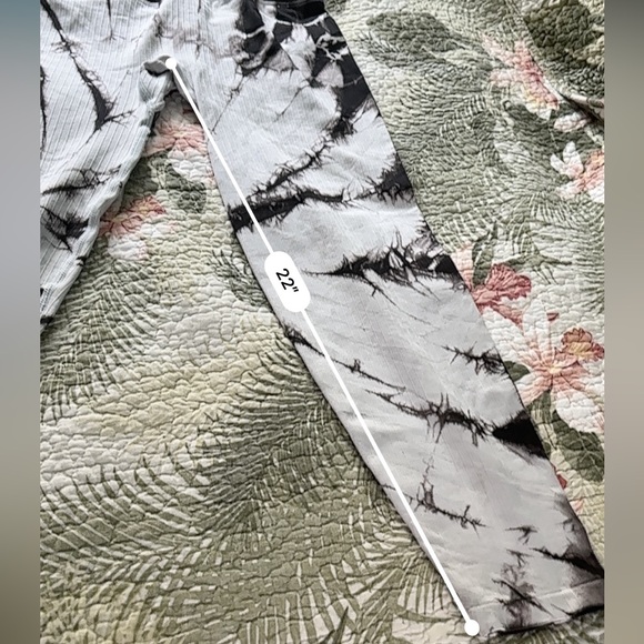 Pink Victoria’s Secret Black and White Tie-Dye Leggings - Picture 4 of 6